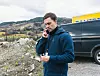 KONFRONTERER: Seniorinspektør Fredrik Treborg i Arbeidstilsynet ringer eieren av boligen for å kontrollere opplysninger om eiendommen.