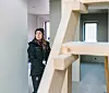 INSPEKSJON: Susanne Tenfjord undersøker om arbeidet i huset følger kravene til helse, miljø og sikkerhet.