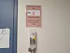 STOPP: Hvert eneste rom på Solvang helsehus har plakater hvor det står hvor mange som får være inne på hvert enkelt rom til enhver tid.