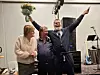 25-årsjubilant: Ronald Jacobsen (til høyre) var strålende glad for å få merke og blomster fra forbundssekretær Trine Wiik og leder i avdelingen, Kenneth Jensen.