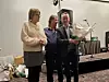 25-årsjubilant: Even Pettersen (til høyre) har vært medlem i 25 år, og fikk nål og blomster fra forbundssekretær Trine Wiik og leder i avdelingen, Kenneth Jensen.