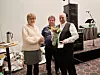 25-årsjubilant: Roar Johannes Sørli (til høyre) fikk nål og blomster fra forbundssekretær Trine Wiik og leder i avdelingen, Kenneth Jensen.