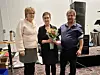 25-årsjubilant: Randi Arntsen (i midten) fikk nål og blomster fra forbundssekretær Trine Wiik og leder i avdelingen, Kenneth Jensen.