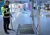 EN REN AFFÆRE: Krav til rensing har revolusjonert anleggene og ikke minst utslippene. Fidjeland guider oss gjennom den rene og pene hallen, med kummer under gulvet der millioner av spesielle bakterier jobber.