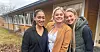 Fengselsbetjent og NFF-tillitsvalgt Ine Kristin Engbakken (til høyre) viste studentene Kaitlyn Matthews (22) og Allison Pope (24) fra University of Virginia rundt på arbeidsplassen sin i Berg fengsel.