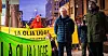 LOs andre nestleder, Steinar Krogsatad (i midten) og LOs informasjonssjef, Trond Gram på aksjonen til Extinction Rebellion . Sittende på huk i bakgrunnen, talsperson Fredrik Glad-Gjernes.