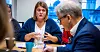 Statsminister Jonas Gahr Støre (Ap) i møtet med avdeling 10 i Fellesforbundet. Her ved hovedtillitsvalgt Oksana Nilsen.