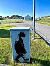 STREETART: Ikke alle på Utsira synes gatekunsten hører hjemme på Utsira.