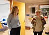 VEGG I VEGG: Ordfører Marte Eide Klovning har biblioteket og bibliotekar Hildegunn Eek som nærmeste nabo. Klovning er halvstudert bibliotekar og fast vikar der når det trengs.