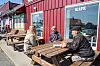 Marte Eide Klovning, Runa Kvalvik og  Rolf Amdal utenfor Jokerbutikken i Sørevågen