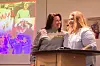 FO og Landsforeningen for barnevernsbarn samarbeidet om kampanjen #takkmamma #takkpappa. Her er Kathrine Haugland Martinsen (t.v.) fra FO og Vilde Adolfsen.