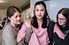 Personalet skal kunne behandle ungdommene så skånsomt som mulig, dersom en holde-situasjon oppstår. F.V: Bente Torgersen, Anhthu Tran og fagleder ved institusjonen.