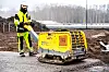 David Lipinsky kjører vibroplaten i korte økter for å redusere risikoen for vibrasjonsskader.
