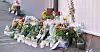 Mange har lagt blomster utenfor barnevernets hybeltiltak på Kampen, der en ansatt ble drept natt til søndag.