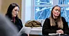 Høgskolelektor Liv Heidi Koppang leser høyt for studentene. Marthe Østerhaug liker å lytte med lukkede øyne.
