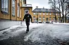 Driftsleder Torstein Rønnings arbeidsoppgaver varierer fra snømåking til å ønske kongen velkommen til Stiftsgården.
