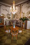 Vegg- og takdekorasjonene i det kinesiske kabinettet er originale fra tidlig 1800-tall, og møblert med dronning Mauds møbler.