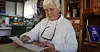 Her sitter Marion Helene Monsen med brevet fra Nav om at gjenlevendepensjonen ikke lenger vil bli oppjustert.