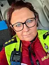 EGNE KORONABILER: Line Ernestussen forteller at de på Nordlandssykehuset har egne koronabiler som rykker ut sammen med ambulansene.
