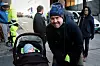 YNGSTSE DEMONSTRANT: Klubbleder i Bravida Trondheim, Runar Lein, er i pappaperm og tok med seg Aron (11 mnd.) på demonstrasjon utenfor Kaba i dag.