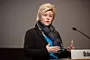 Finansminister Siv Jensen oppfordrer bankkundene til å bruke forbrukermakt i møtet med bankene og forhandle seg til lavere lånerenter, eller skifte bank. Her med DNB-sjef Rune Bjerke.