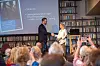 Statssekretær i Helse- og omsorgsdepartementet, Ellen Rønning-Arnesen, mottok tirsdag Ukoms rapport på Litteraturhuset i Oslo.