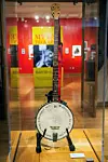 WOODY GUTHRIE CENTER: Hovedinstrumentet til Woody Guthrie var gitar, men han spilte også langbanjo.