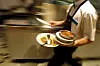 NEDERST: Servitører på restaurant ligger nederst på snittlønn-oversikten fra Statistisk Sentralbyrå.