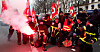 Franske brannmenn i streik holder fakler og CGT fagforeningsflagg under en demonstrasjon mot den franske regjeringens pensjonsreformplan i Paris som en del av en dag med nasjonal streik og protester i Frankrike. 19. januar 2023.