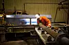 RENSING: Svein Atle Belsnes kontrollerer og renser ett av rørene som brukes til å hente ut aluminiumen fra elektrolyseovnene.