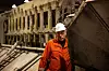 HØY TEMPERATUR: Prosessoperatør Jarle Ersland må ha full fokus når han jobber ved elektrolyseovnene som har en temperatur på rundt 950 grader.