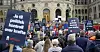 Demonstrantene foran Stortinget krevde kontroll over vannkrafta. Det hele ble litt guffent da Senterpartiets Geir Pollestad kom i skade for å nevne krigen i Ukraina.