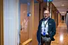 PÅ VEI UT: EL og IT-medlem John Magne Lundegaard, som vi tilfeldigvis traff langs kontorgangene, har jobbet i konsernet i hele 45 år og skal nå gå av med pensjon. Han er for tiden prosjektleder i Haugaland Kraft Fiber.