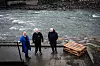 Daglig leder Bjørn Ulvelid, tillitsvalgt Cato Augestad og LO-sekretær Are Tomasgard utenfor Oddaprodukt like ved elva Opo i Odda.