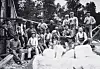 STEINHOGGERGJENGEN I 1932: Fra høyre i første rekke: Jacob Smenes, Levi Visnes, Ole Nerland, Hans Silnes, Hans Visnes, Arthur Lyngstad, Ole L. Silset.
Andre rekke: Tomas Lyngstad, Ivar O.Eide, Ole Emil Visnes, Olav Eide, Lars Johnsen Visnes, Lars Ingebriktsen, Ole Jørgenvåg, Olav Ødegård, Karl Eide. 
Sittende bak: Iver B.Lyngstad og Ole G. Nås.