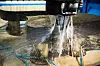 GROVFRES: Med en av de groveste diamantfresene formes steinens kanter. Steinene freses med finere og finere diamanter, til overflaten blir helt glatt.
