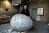 STORE EGG: Jan Serafin med det største egget med runer risset inn. Han ønsker å plassere det oppe i fjellet, men det har ikke latt seg realisere.