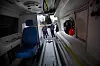 OPPLÆRING: – Alt inventar i ambulansen skal desinfiseres. Ikke glem hjertestarteren, sier Jens Henrik Strande. Tonje Skeie Bakke, Per Oldervik og Alf Ollett følger nøye med.