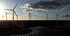 Solceller og vindturbiner i et anlegg nær Klettwitz i det østlige Tyskland.