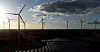 Solceller og vindturbiner i et anlegg nær Klettwitz i det østlige Tyskland.