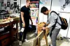 REKRUTTERING: En ung mann prøver ut sitt talent med høvel.