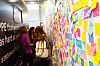 POSTIT-KUNST: Her kan de unge henge lapper.