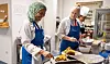 Rasha Mohamed (t.v.)har fått jobb i Mat & prat. Nina Aasen og Dorothy Birkeland er kokker og arbeidsledere.