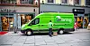 IKKE ANSATT: Kvinnen og bilen på bildet bærer Brings farger og logoer. Men sjåførene i Bring Courier & Express har ikke fast ansettelse, rett til feriepenger, sykepenger og andre goder de fleste tar for gitt.