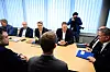 Riksmekler Mats Ruland (t.h.) med Norsk Industri og leder Harald Solberg til venstre for ham.