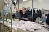 Det er tungt fysisk arbeid på vaskeriene. Selv om vaskeriarbeideren snart bikker 67, blir hun ikke pensjonist med det første.