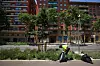 Marc Socios, en gartner, jobber under en hetebølge i Barcelona, Spania, 1. juli 2025.