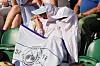Selv tilskuerne på Wimbledon må beskytte seg mot sola.