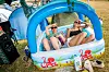 Disse festivaldeltagerne forsøker kjøle seg ned under Roskile-festivalen i Danmark - og muligens bli kvitt en hodepine av andre årsaker enn varmen.