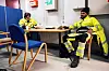 Klokka 04.45: Fredrik Grahn (t.v) ser gjennom dagens rute på iPad-en. Kollegaen Ali Hamza (t.h) forteller at han pleier å legge seg 18.37. Fredrik er i seng en time senere.